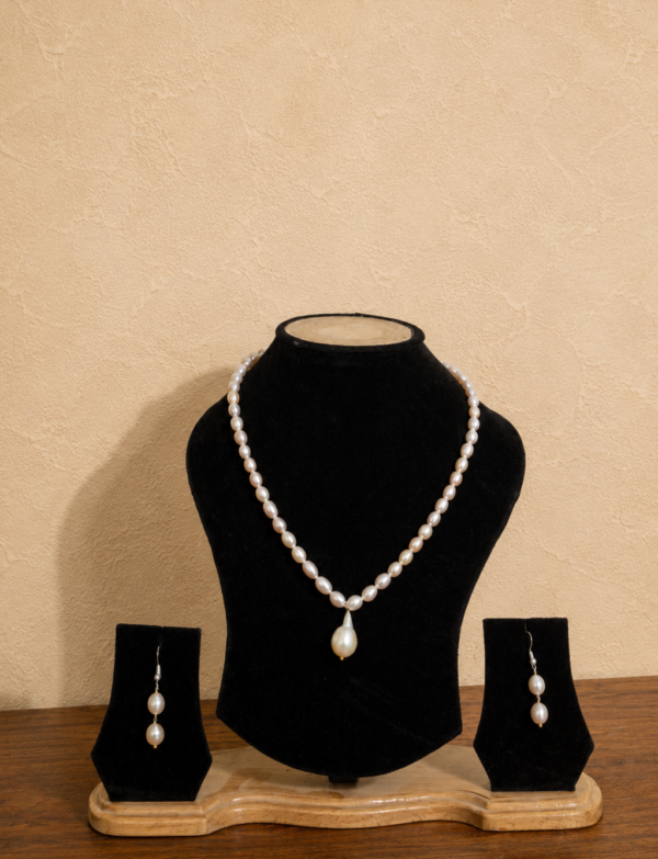 Fresh Water Pearl Necklace with Metal Clasp with Metal Earrings