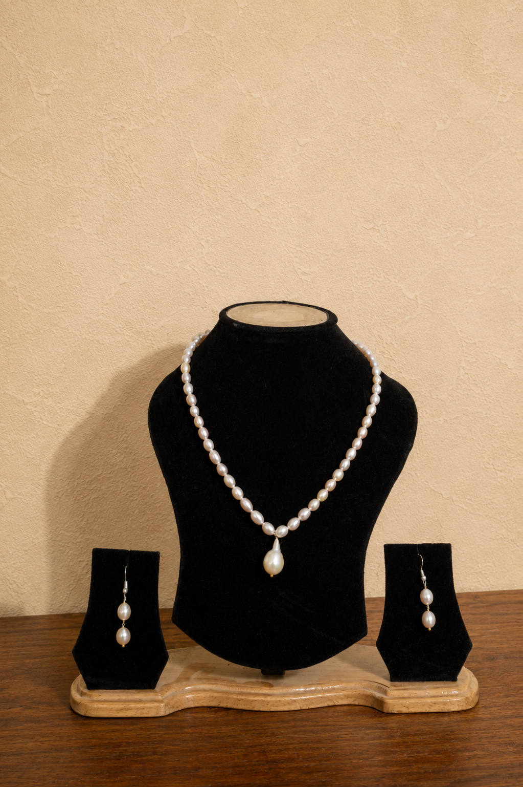 Fresh Water Pearl Necklace with Metal Clasp with Metal Earrings
