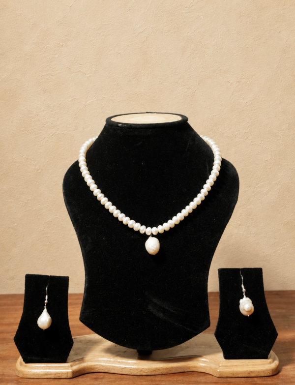 Fresh Water Pearl Necklace with Metal Clasp with Metal Earrings